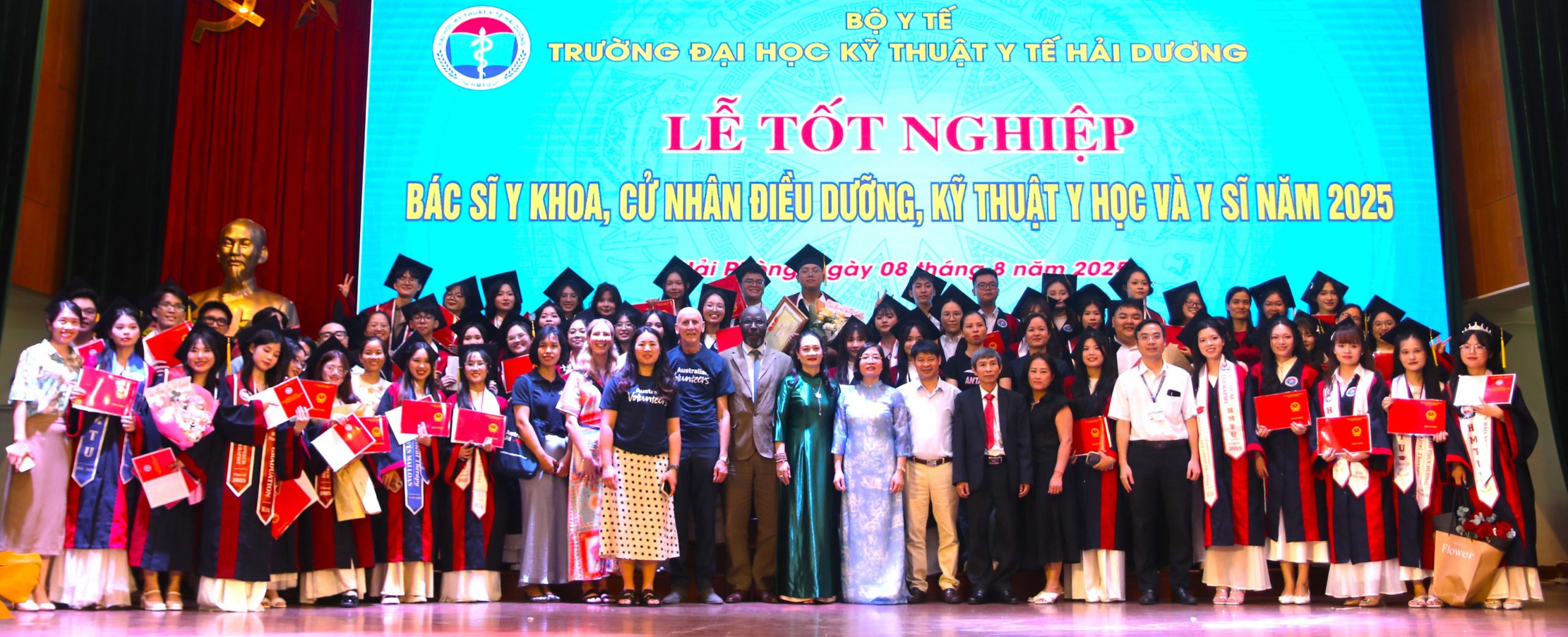 Lễ Tốt nghiệp tại Trường Đại học Kỹ Thuật Y tế Hải Dương